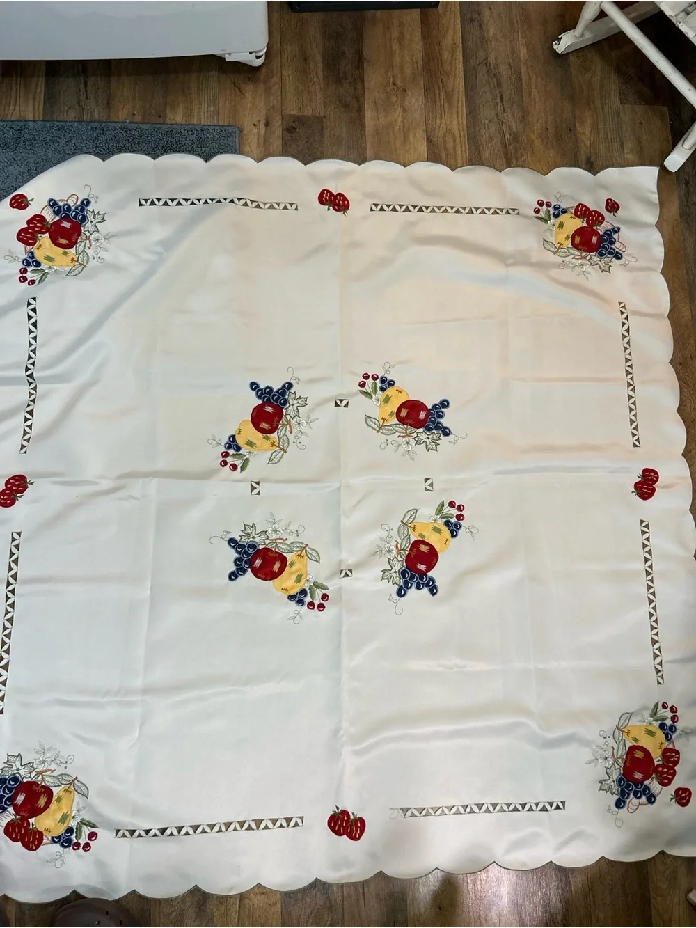 Vintage 7-Piece Embroidered Fruit Tablecloth Set with 6 Matching Napkins, 50